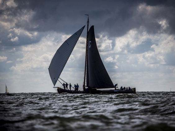 Willem Breeuwsma moedigt alle Skûtsjes aan langs de kant