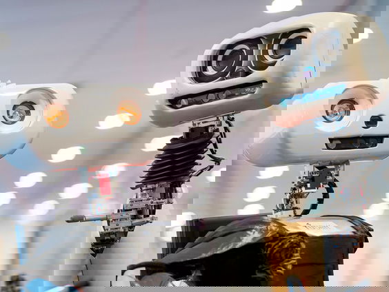 Een Japanse robot lacht op de juiste momenten, of niet?