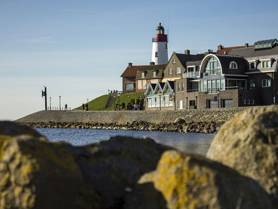 Nieuwe wandelroute over vervlogen fenomeen: de Urker dienstmeisjes