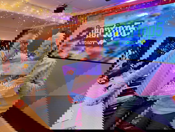 André van Duin wordt verrast met de Evergreen Award bij BertOp5!