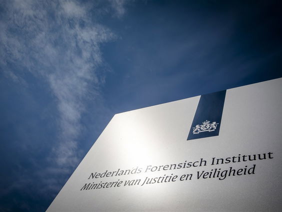 Koning gaat fictieve moord oplossen bij het NFI