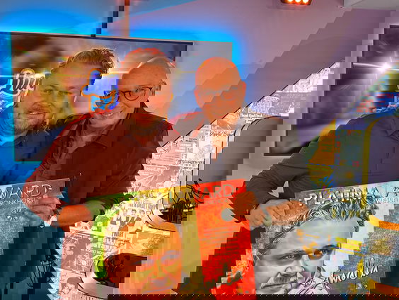 Lunchgast: Wesly Bronkhorst krijgt dubbel Platina Award voor Amalia