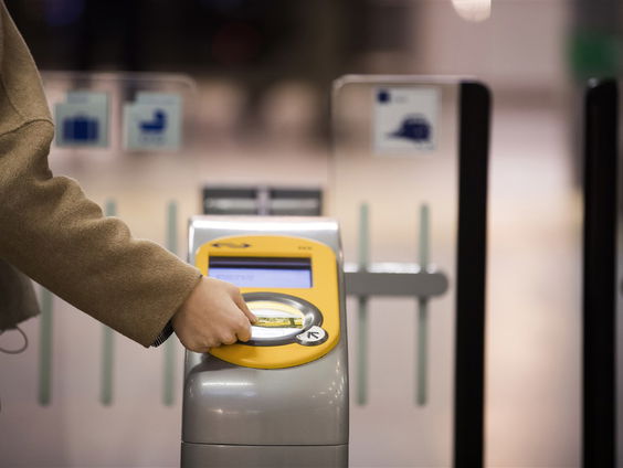 OV-chipkaart verdient miljoenen aan laksheid reizigers