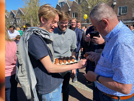 Ommen tikt honderden eieren weg tijdens het Eiertikken
