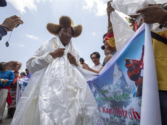 Nog nooit beklom iemand zo vaak de Mount Everest