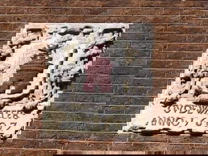 Oudewater wil gevelstenen terug