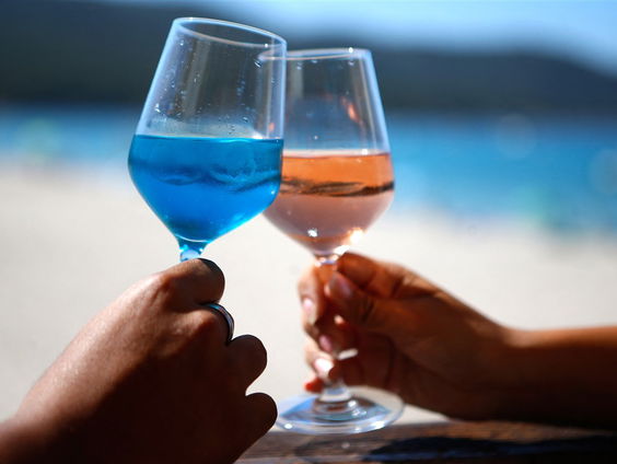 Proosten op je gezondheid niet gezond: Pien van de redactie drinkt niet