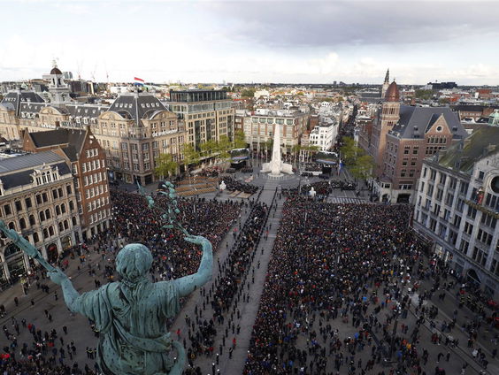 Tieme de Laat geeft speech tijdens Dodenherdenking