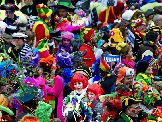 Amsterdammer en carnavalsvierder Jan van Mersbergen schreef het boek: 'Carnaval, een levensverhaal'
