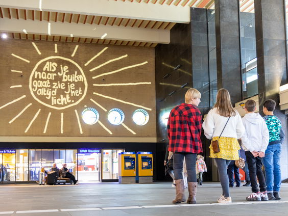 Kinderen en kunstenaars bestrijden eenzaamheid met lichtpost