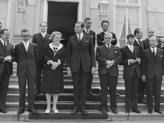 Van Nu Naar Toen: In 1971 stonden we voor het eerst op het bordes. Hoe ging dat toen?