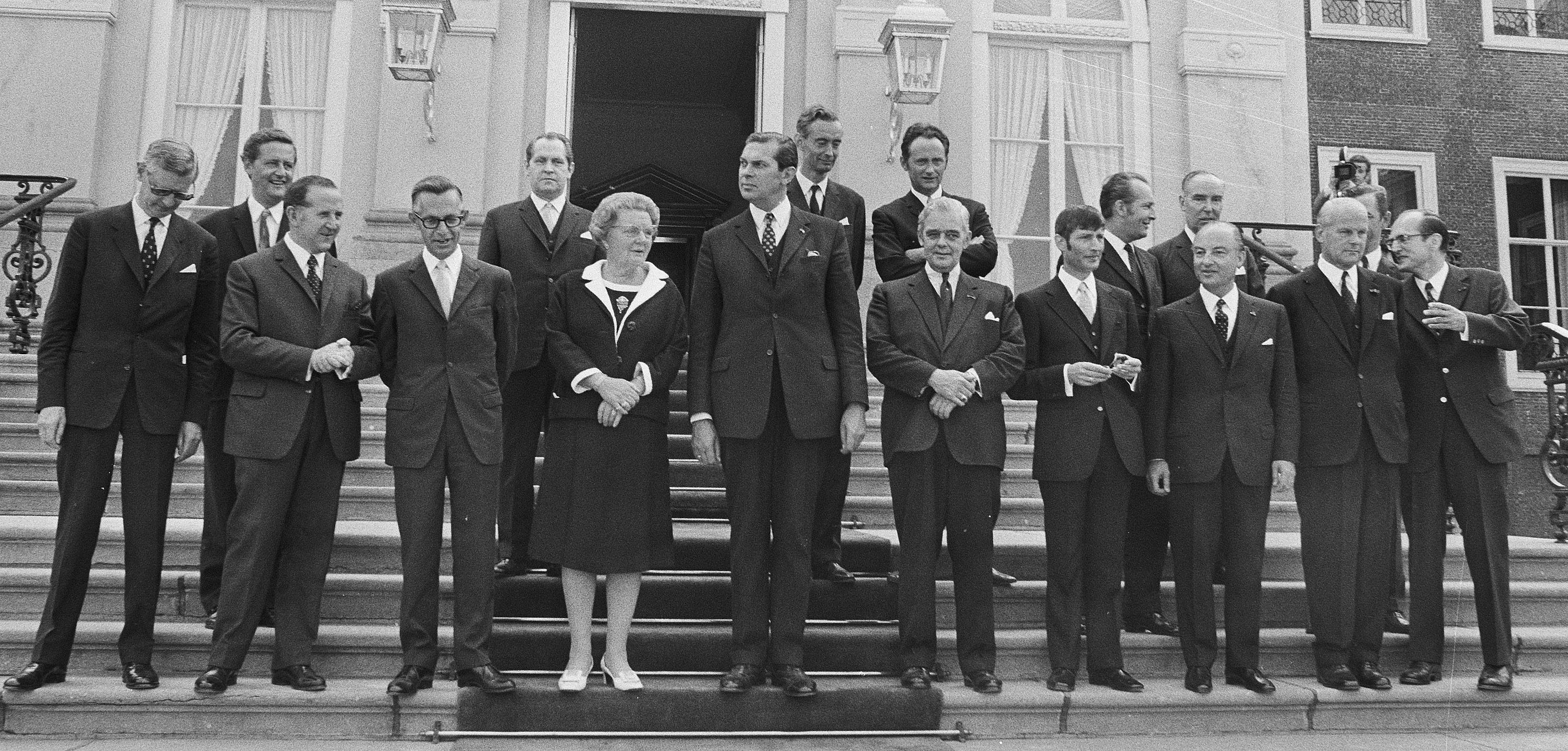 Van Nu Naar Toen In 1971 stonden we voor het eerst op het bordes. Hoe ging dat toen? NPO Radio 5