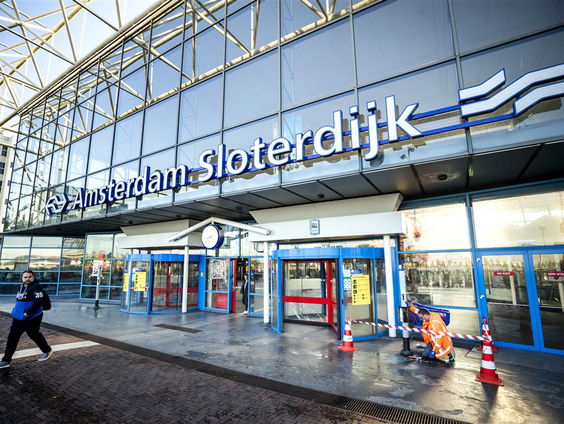 Victor vindt de vrouw die hem redde van vier agressieve jongens