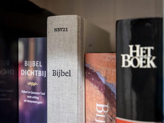 Goudse boekhandel geeft gratis Bijbels weg door erfenis overleden vrouw