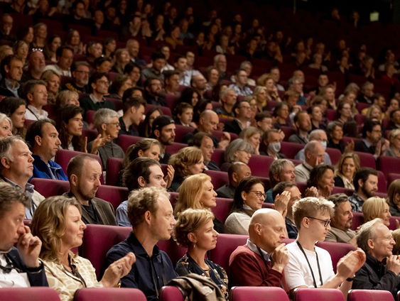 Allemaal naar het theater!