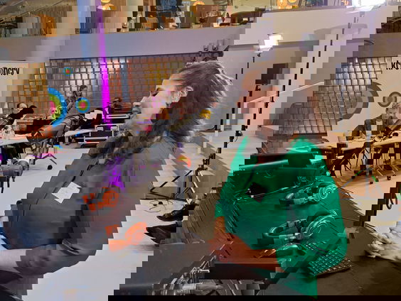 Stille held Lara over Ons Deelkastje