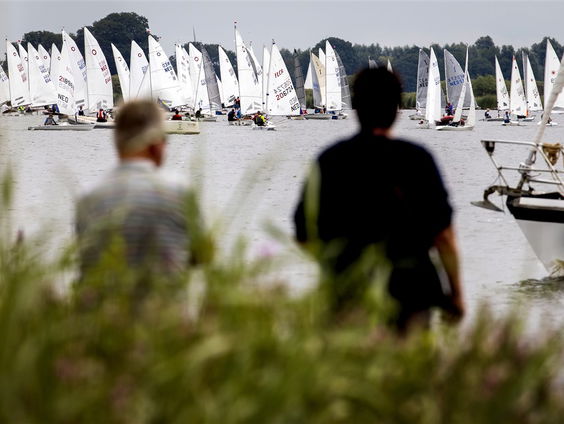 Kunnen zeilspektakels Sneekweek en Skûtsjesilen naast elkaar varen?