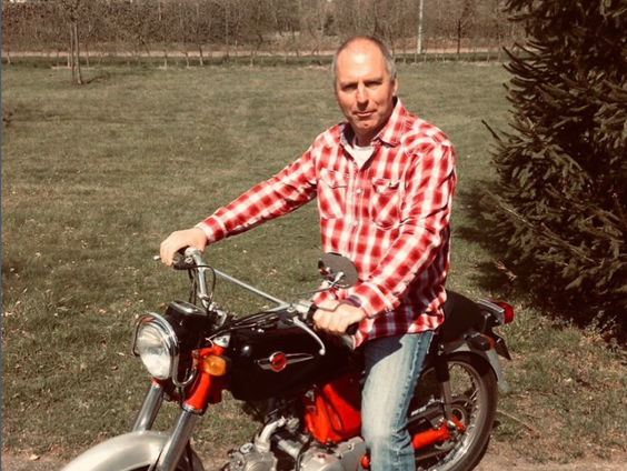 Dirk rijdt naar Spanje op een oude brommer ter nagedachtenis aan zijn vrouw