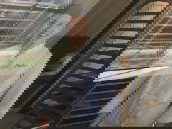 Cabaretière Karin Bruers helpt Oekraïense Dzvina haar droom waar te maken