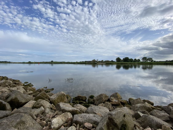 Rivieren stromen naar zee, altijd dezelfde kant op