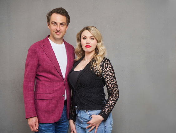 Lisa Loeb en haar man Daniel Paarlberg bouwen samen aan een complottenpiramide