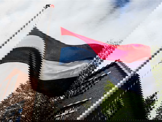 Arnolds vader was een Britse militair die op D-Day naar Europa kwam. Vandaag is Arnolds dochter jarig.