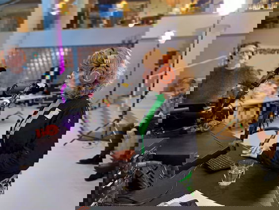 Stille held Monique vertelt over Stichting Kinderdroomwens