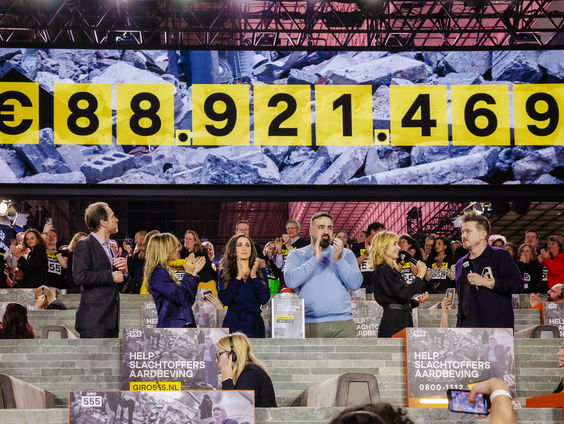 Sander wacht met oud-minister Bert Koenders op de voorlopige eindstand...