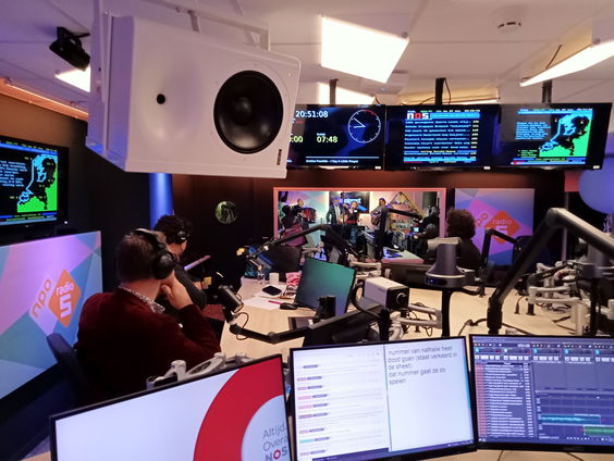 Hé kom eens kijken: Tips uit de theaterwereld. Joris Kemp, Ids Dijkstra en Marcel Jansen. Met live optred ...