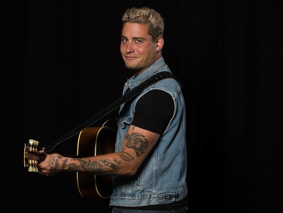 Douwe Bob treedt op bij het benefietconcert in het Philharmonie in Haarlem