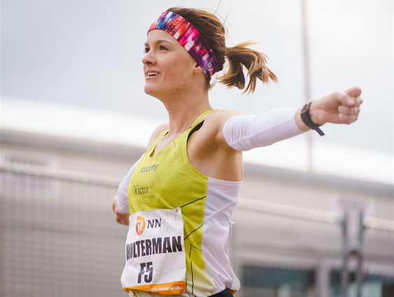 Sandra's dochter Jill rent de marathon in München tijdens het super EK