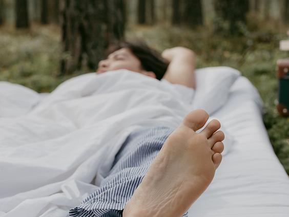 Joost van Schie slaapt met zijn gezin in de tuin