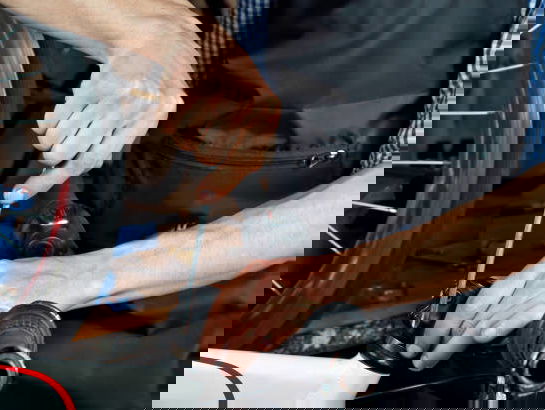 Chris Blij (75) knapt fietsen op voor vluchtelingen