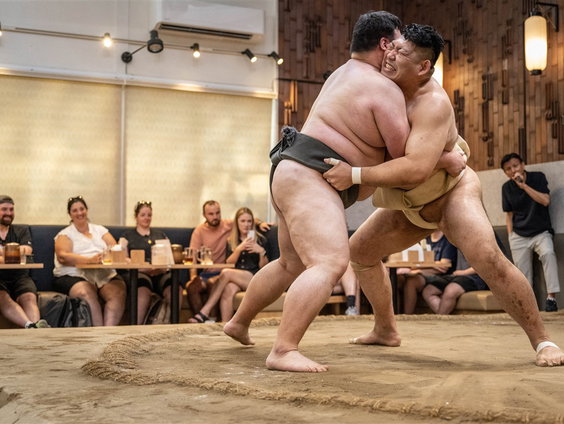 Hoe krijg je een heleboel sumoworstelaars samen in 1 vliegtuig?