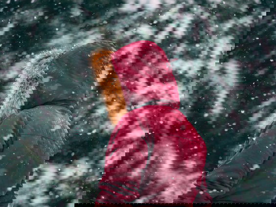 Jos en Gertien hangen winterjassen in het park voor minderbedeelden