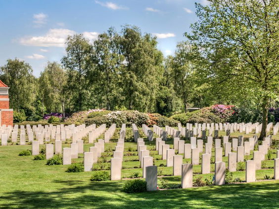 Peter ten Dijke fotografeert Canadese oorlogsgraven