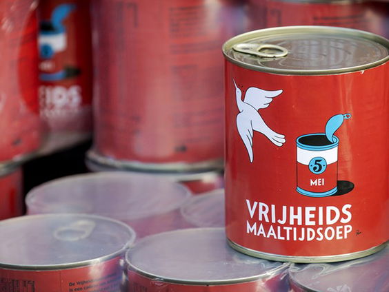 Vrijheidssoep met legervoertuigen door Friesland