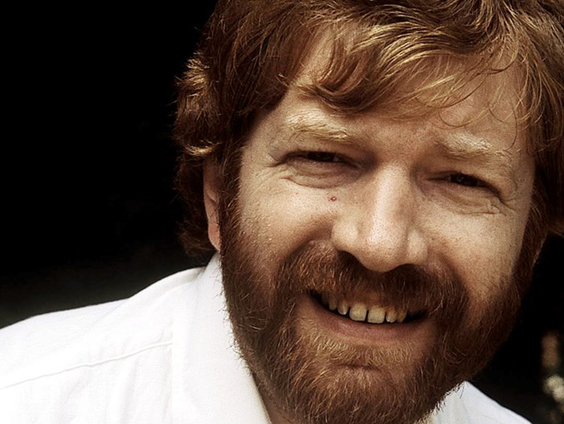 Hans Hogendoorn ontvangt de Ere-Zilveren Reissmicrofoon