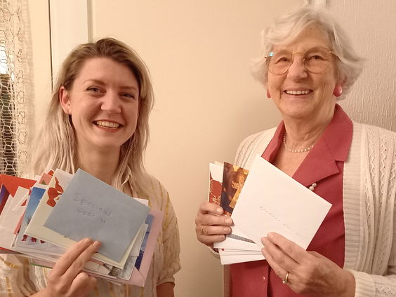 Mariska Boer en Oma Cobien (83) schrijven kerstkaarten voor ouderen die ze niet kennen!