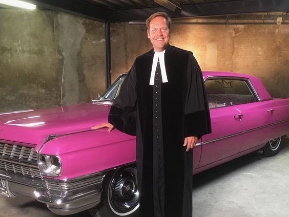 Elvis-dominee Fred Omvlee organiseert popkerkdienst in Beeld & Geluid