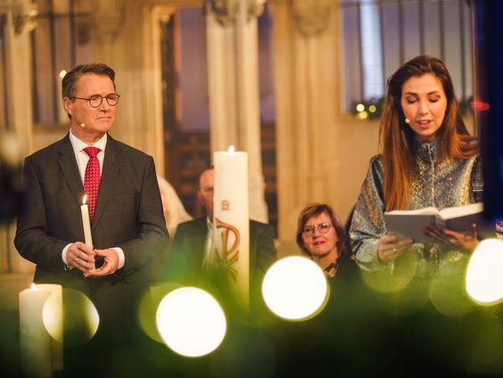 Kerstviering 1e kerstdag: ‘Het licht is niet klein te krijgen’ | 10.09 uur, NPO 2