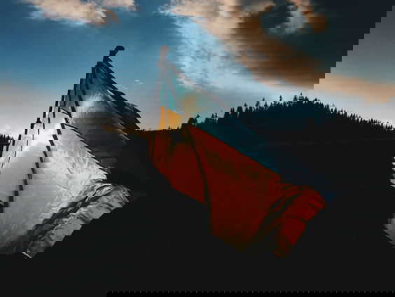 Tweelingzussen Eleonora en Alexandra zamelen spullen in voor Oekraïne