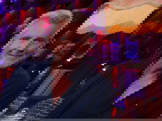 Sybrand Niessen opent de pub weer voor een quiz