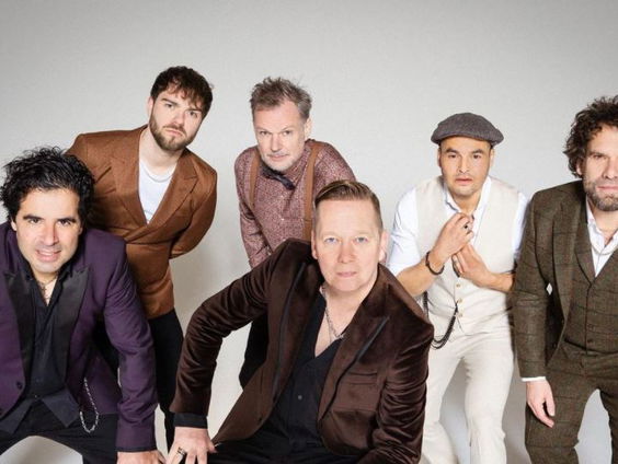 De nieuwe single van Van Dik Hout heet 'Op De Golven Dansen Wij'