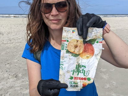 Pak appelsap uit 1983 gevonden op eerste dag Beach Cleanup Tour!