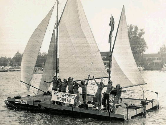 De mannen van de Sterke Yerke gaan op hun vlot de hele wereld over in 1978