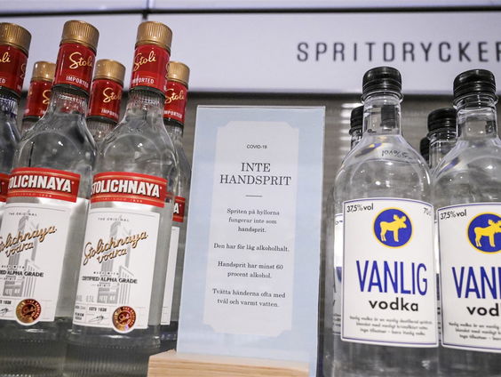 Restauranteigenaresse giet Russische vodka door de gootsteen