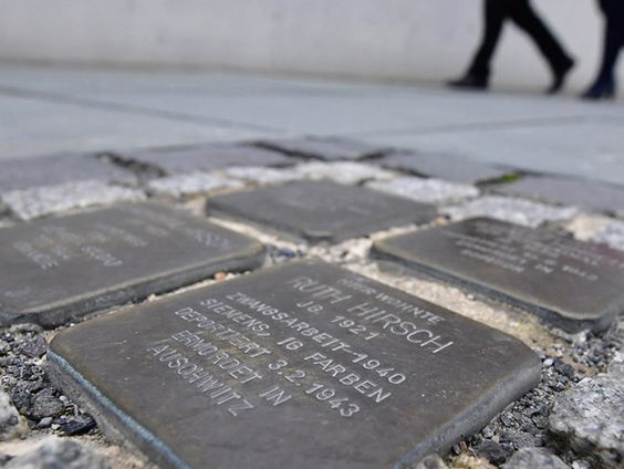 Struikelend door de oorlogsgeschiedenis