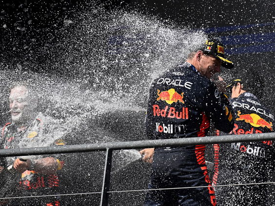 Ans Veldwisch luistert vanaf het balkon naar de Formule 1 op Zandvoort