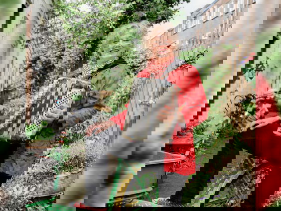 Frederike brengt odes aan huis